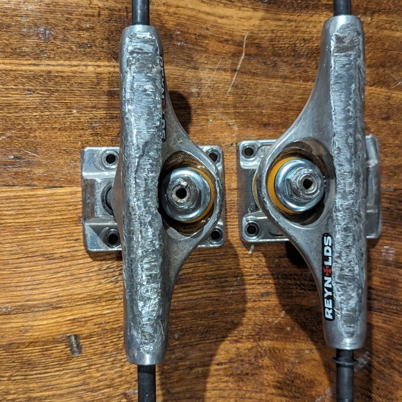 2 sets of wheels with bearings and 1 set of trucks - Picture 3 of 5